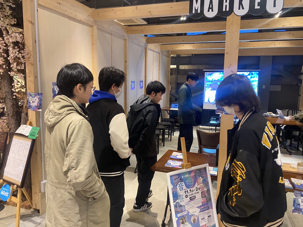 EBRIでSOUND MEETINGの展示を体験する様子