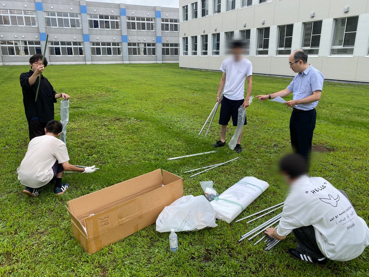学内での実験用ビニールハウス設営の様子