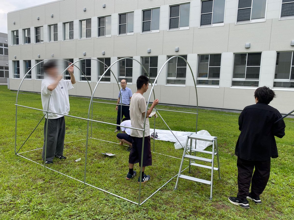 栗原研究室と進めるビニールハウスの設営