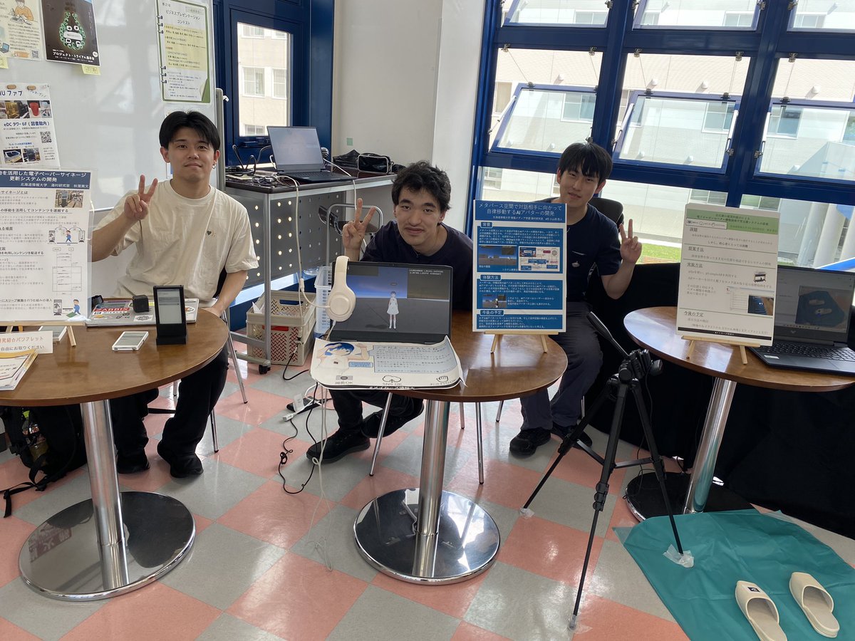 メイカーズ情報大で作品を展示する研究室メンバー