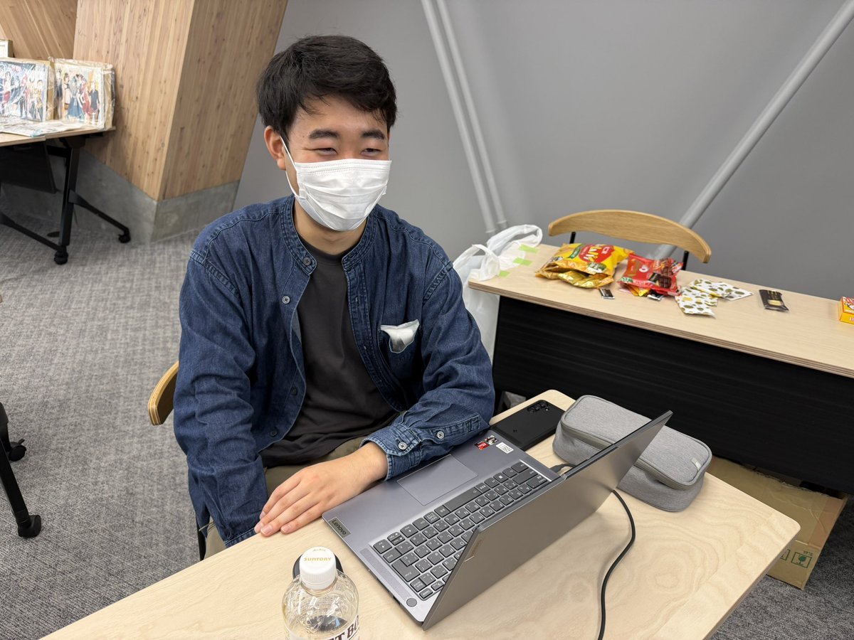 U-16プログラミングコンテスト札幌大会で運営に協力する井上さん